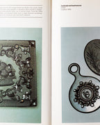 Plastics: Common Objects Classic Designs (with A Collector's Guide)